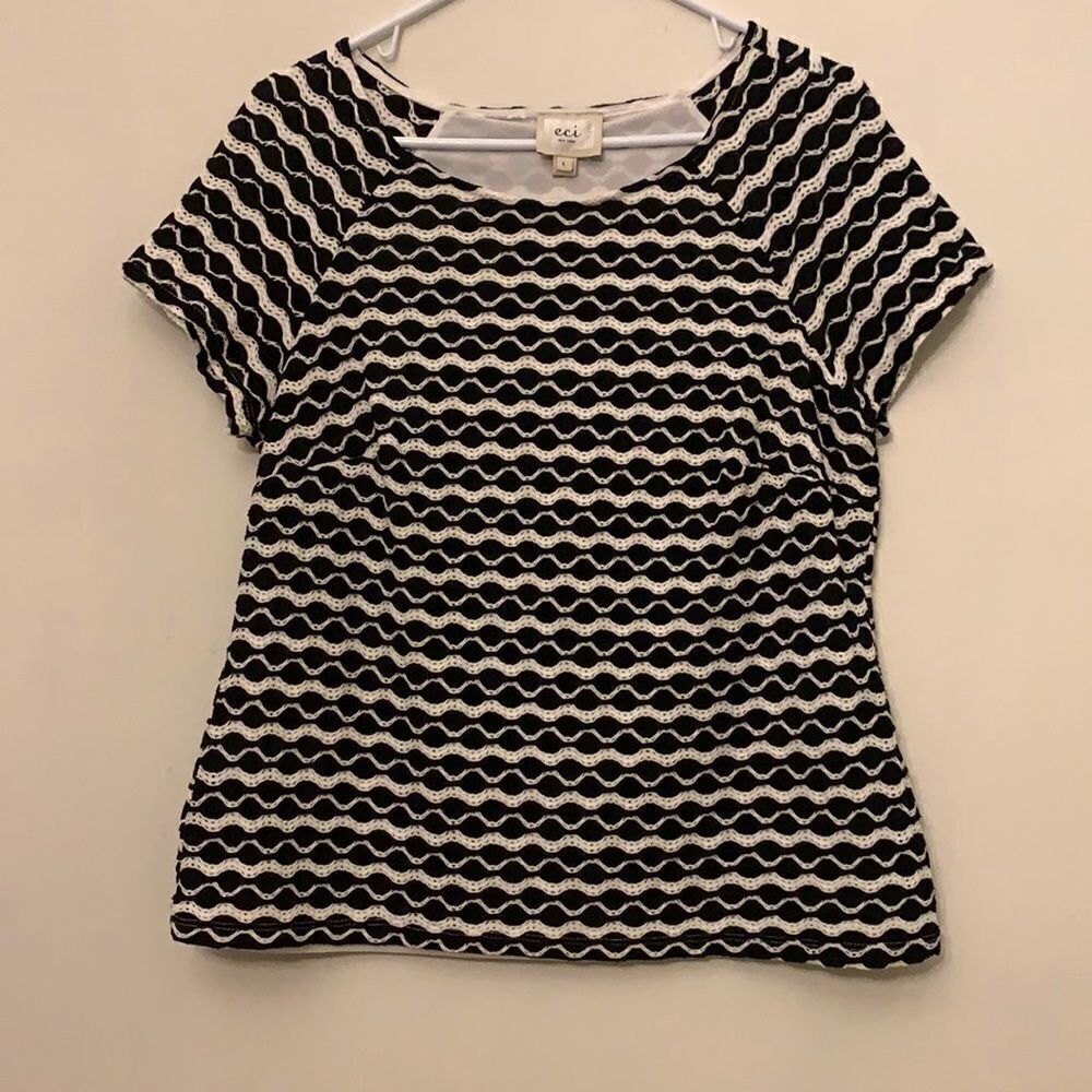 eci black and white short sleeve blouse. Fully lined. Size L. Length 24”